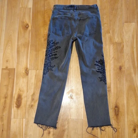 Free People cut-off Floral embroidered gray jeans Womens Size 26 Boho Stretchy - Picture 13 of 15